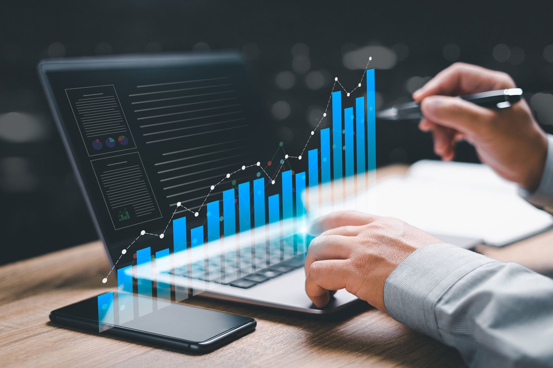 Business Finance Data Analytics Diagramm und intelligentes digitales Marketing-Management-Konzept, Geschäftsmann verwenden den Laptop, um Marketing-Analyse-Diagramm strategische Planung für nachhaltige Entwicklung zu arbeiten